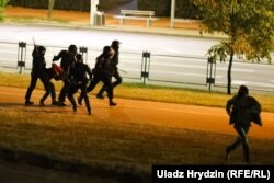 Kordon policije tuče građane 11. na 12. avgust.
