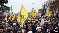 آرشیف، شماری از افغان‌ها در هنگام بدرقه جنازه قاسم سلیمانی، یکی از فرماندهان سپاه پاسداران.