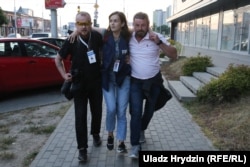 Natalija Lubneuskaja, reporterka bjeloruskih novina Naša Niva pogođena je u nogu 10. avgusta. Još uvijek je u bolnici.