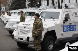 ЕҚЫҰ-ның Украинадағы бақылаушыларына көлік тапсыру рәсімі. Киев, 13 қараша 2014 жыл.