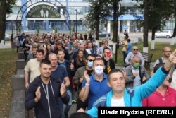 Radnici fabrike automobila BelAZ marširaaju u Žodzini, 26. avgusta. Jedan od značajnijih aspekata protesta protiv Lukašenka bio je to što su mnogi fabrički radnici, dugo smatrani temeljem njegove glasačke baze, takođe učestvovali.