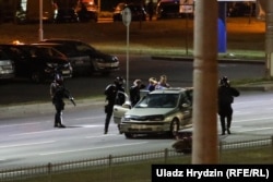 Snage sigurnosti nasilno zaustavljaju automobil u Minsku i prisilno zatvaraju putnike u noći 11. na 12. avgust.