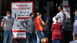 Люди стояли в очередях на улице у аптеки, в то время как власти сообщали, что проблем с лекарствами нет. Алматы, Казахстан, 8 июля 2020 года.