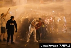 Policija pokušava da rastjera demonstrante vodenim topovima u noći između 9. i 10. avgusta