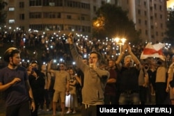 Demonstranti na protestu u noći između 9. i 10. avgusta
