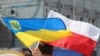 Низка істориків у своїй заяві наголошують на необхідності уникнення політизації питань спільної з Польщею історичної спадщини. 
