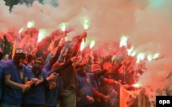 Članovi pokreta Azov i podržavaoci različitih ultradesničarskih grupa pale zastave tokom protesta ispred parlamenta u Kijevu, 2016.