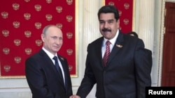 Ruski predsjednik Vladimir Putin rukuje se s predsjednikom Venecuele Nikolasom Madurom u Kremlju 2015. godine.