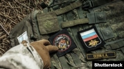 Шевроны и нашивки российских военных после боев в Киевской области, откуда они были выбиты Вооруженными силами Украины. Село Мощун Бучанского района Киевской области, 8 апреля 2022 года