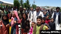 د خوست چارواکي او د سرتېرو یتیمان.