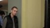 Аляксандар Францкевіч(у цэнтры) у судзе 