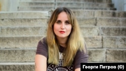 Лора Младенова