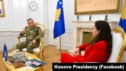 Predsednica Kosova Vjosa Osmani i turski general-major Ozkanom Ulutaš u Prištini, oktobar 2025.
