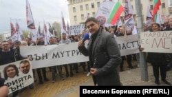 Лидерът на партия МЕЧ Радостин Василев пред протестиращите симпатизанти на партията му в сряда