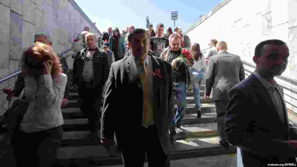 Сярод тых, хто прыйшоў ускласьці кветкі, быў старшыня партыі левых "Справядлівы сьвет" Сяргей Калякін