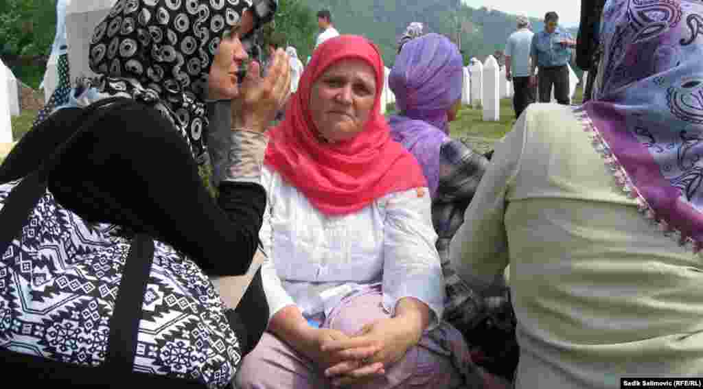 Hava Muhić (C), majka najmlađe žrtve masakra u Srebrenici biće sahranjena sa ostalim identificiranim žrtvama, Srebrenica, 11. juli 2013. Foto: RSE / Sadik Salimović