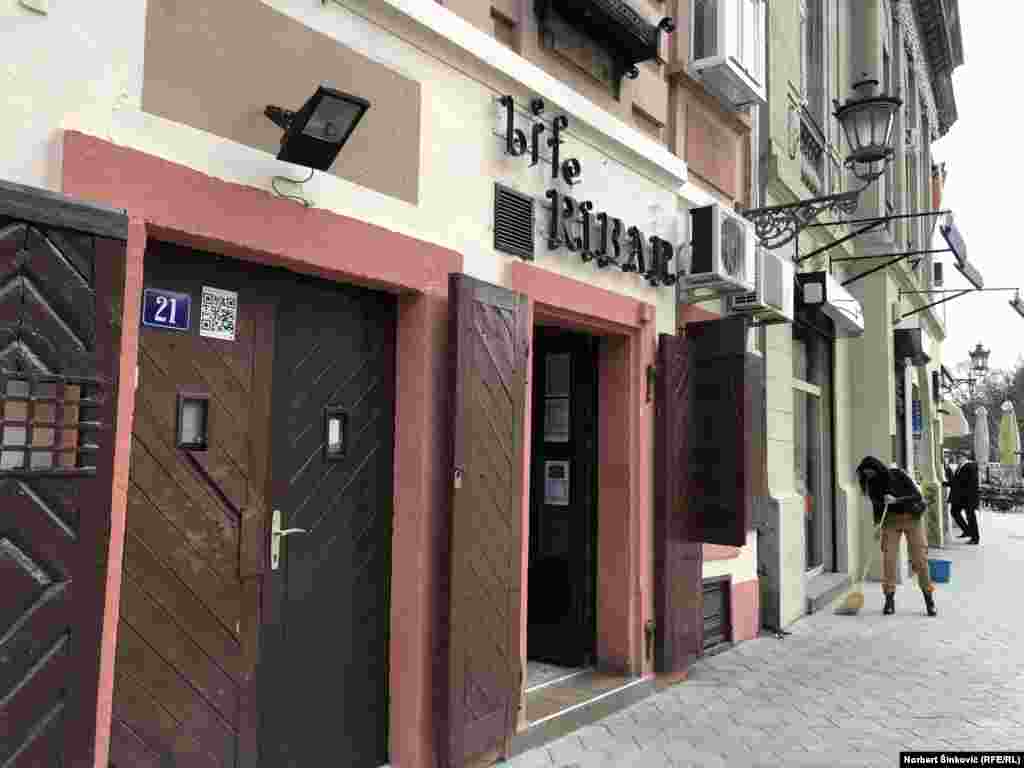 Ulaz u kafanu na čijem mestu se nalazila najstarija kafana „Crni jarac“. Ova kafana bilo je stecište boema i književnika. U istoj zgradi živeo je i čuveni socijalista i narodni prosvetitelj Vasa Pelagić. 