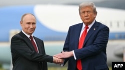 Američki predsjednik Donald Trump (desno) pozdravlja ruskog predsjednika Vladimira Putina na pisti u zajedničkoj bazi Elmendorf-Richardson u Anchorageu na Aljasci, 15. avgusta.