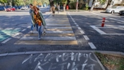 Надпись на асфальте: «Коронавирус, уходи» — на одной из главных улиц Алматы.