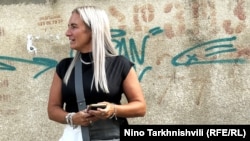 ლაიან კენედი, მელა მეი ქლის დედა, თბილისის საქალაქო სასამართლოს ეზოში, 2025 წელი