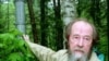 Александр Солженицын в последний раз коснулся ворот своего дома в Кавендише, где он провел 18 лет в изгнании. Вермонт, США. 25 мая 1994 года