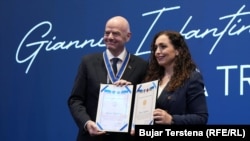 Vjosa Osmani i Đani Infantino na ceremoniji u Prištini, 8. oktobra 2025.