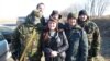 Ирма Краттың АТО жауынгерлерімен түскен суреті. Донбасс, 2014 жылдың қазаны. 