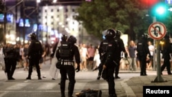 Policijci u zaštitnoj opremi u centru Beograda, noći sukoba 13. avgusta 2025. godine.