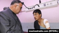 خوست والي په روغتون کې له یوه ژوبل سره ویني