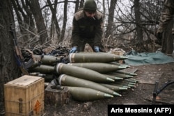 Украинский военный и артиллерийские снаряды калибра 155 мм