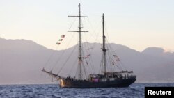 Jedan od brodova Globalne Sumud flotile koji je isplovio s grčkog ostrva Krit, 25. septembar 2025.