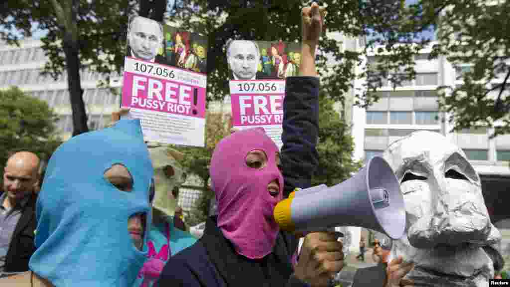 Путинге қарсы шіркеуде ән айтып тұтқындалған Pussy Riot панк-тобын қолдаушылар Ресей президентінің сұрықсыз маскасын жасап, киіп шықты. Германия,&nbsp;Берлин, 17 тамыз 2012 жыл.&nbsp; 