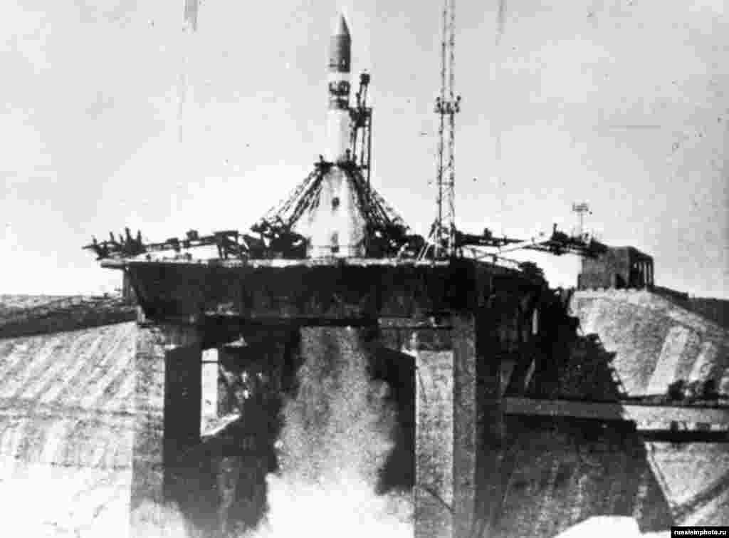 Неидентифицирана ракета излита от Байконур през 1960 г. Космодрумът е построен в пустинята на Казахската съветска социалистическа република заради необитаемите равнини наоколо и близостта до екватора.