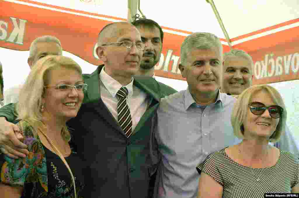 Dario Kordić u društvu Lidije Bradare (lijevo), Marinka Čavare (sredina), Dragana Čovića i Borjane Krišto (desno)