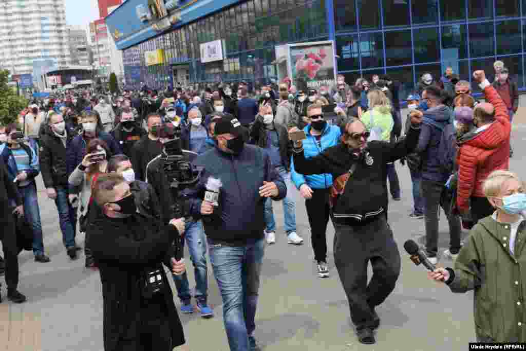 Opozicioni aktivista i bloger Sijarhej Šikanouski (u sredini) šeta sa svojim pristalicama tokom skupa. Bio je jedan od organizatora demonstracija 24. maja i nedavno je bio zatvoren zbog &nbsp;&quot;neprijavljenog masovnog okupljanja&quot;. Kandidaturu Šikanouskog na predsjedničkim izborima vlasti su odbacile.