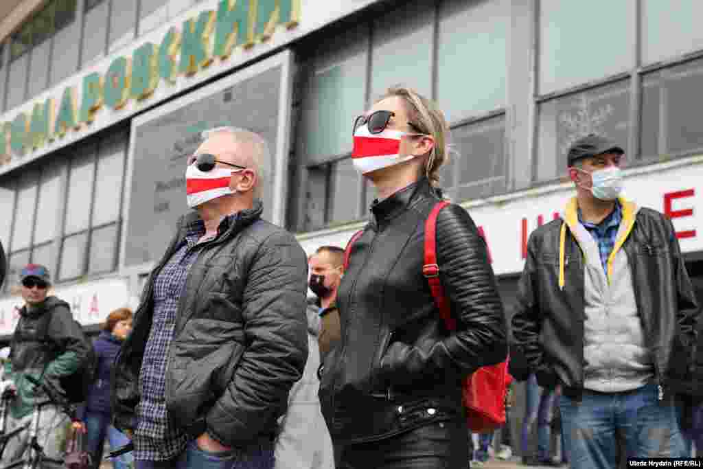Mnogi od onih koji su se 24. maja pojavili u blizini tržnice u Minsku nosili su maske i pridržavali se pravila fizičkog distanciranja. Lukašenko je pandemiju COVID-19 nazvao &quot;psihozom&quot;, uprkos sve većem broju oboljelih i umrlih u Bjelorusiji.
