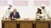 آرشیف، زلمی خلیل‌زاد نماینده ویژه امریکا برای صلح افغانستان همراه با ملا برادر رهبر دفتر سیاسی طالبان در قطر هنگام امضای موافقت‌نامه آوردن صلح به افغانستان.