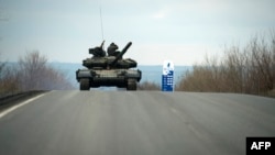 Танк «ДНР» в селе Кировское, Донецкая область, апрель 2015 года