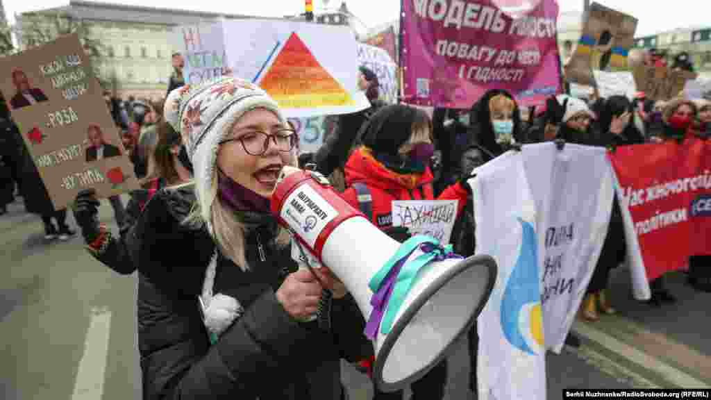 «Женский марш», как утверждают его организаторы (в том числе международные правозащитные организации и ряд украинских женских и ЛГБТ-объединений), имеет цель привлечь внимание к проблемам равенства между женщинами и мужчинами, а также домашнего насилия. Лозунг этого года: «У пандемии женское лицо»