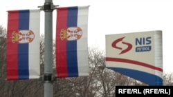 Илустративна фотографија, српски знамиња пред една од бензинските пумпи кои работат во рамките на Нафтената индустрија на Србија, 14 јануари 2025 година.