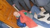 Праваабаронца Валер Шчукін у міліцыі. Фота «Наш дом» 