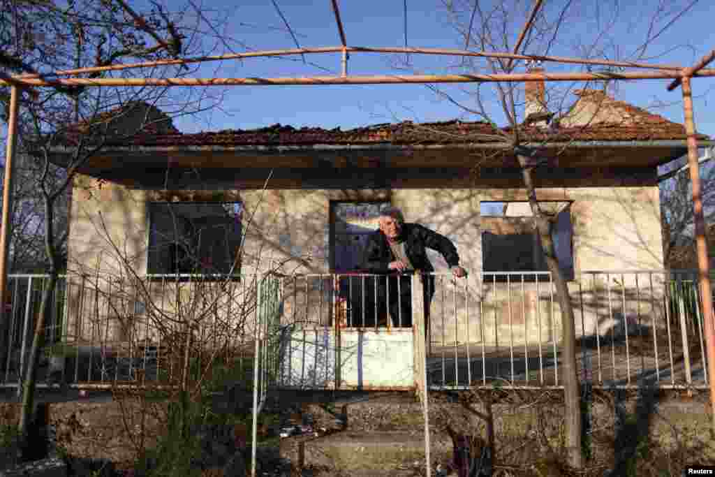 Knežević ispred svoje kuće u Kninu, 19. februar 2013. Foto: Reuters / Antonio Bronić