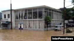 В Западной Грузии после проливных дождей и таяния снега в горах началось наводнение