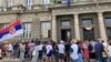 Okupljanje ispred Filološkog fakulteta u Beogradu zbog upozorenja dekanke da se zgrada isprazni zbog održavanja prijemnog ispita, 22.7.2025. 