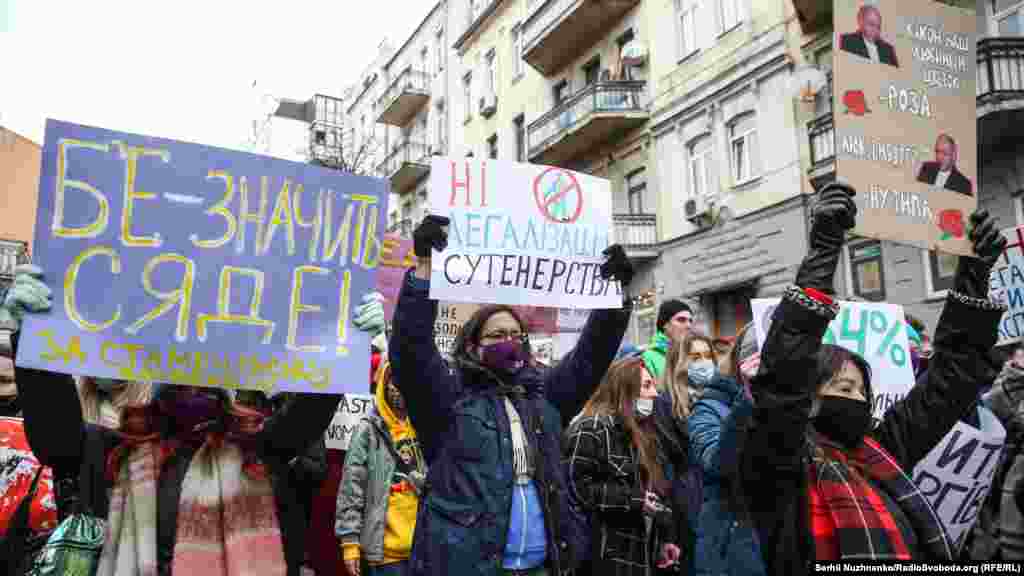Участники марша идут от Михайловской площади до Почтовой площади в Киеве 