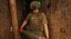Vojnik 28. odvojene mehanizovane brigade Oružanih snaga Ukrajine nosi granatu dok se sprema da ispali samohodnu haubicu M109 Paladin prema ruskim trupama, blizu grada Torecka u Donjeckoj oblasti, Ukrajina, 2. juna 2025.