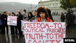 Одна из акций протеста в Тбилиси с требованием освободить политзаключенных