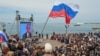Қырым тұрғындары Ресей президенті Владимир Путиннің сөзін теледидардан тыңдап тұр. Севастополь, 17 сәуір 2014 жыл. (Көрнекі сурет)