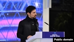 Telegram-ның негізін қалаушы Павел Дуров Астанадағы форумда сөйлеп тұр. 2 қазан 2025 жыл. Акорда суреті. 