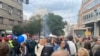 Simpatizeri i članovi Srpske napredne stranke na protestu ispred RTS-a, Beograd, 28. septembar 2025.